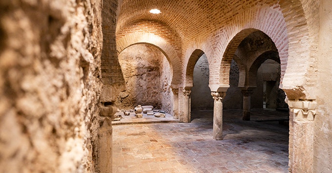 El Centro Cultural Baños Árabes de Jaén: Exposiciones, Talleres y Actividades Culturales - Lagarto Tours